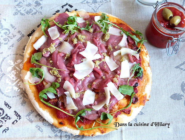 Pizza au carpaccio de boeuf et olives vertes