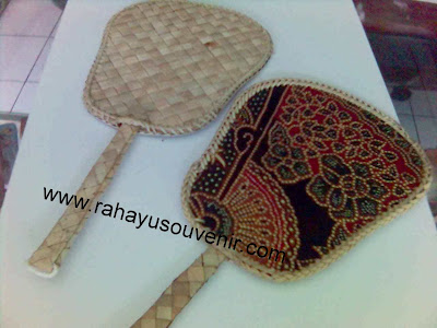 Pusat Kerajinan Souvenir Kasongan kipas anyaman batik Pusat Kerajinan Souvenir Kasongan kipas anyaman batik