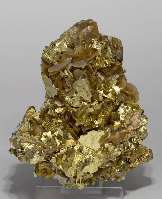 Chalcopyrite with Siderite