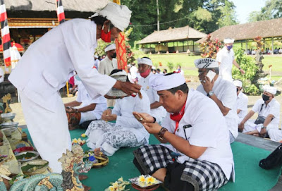 Wabup Sanjaya Hadiri Karya Mapahayu Jagat Di Pura Luhur Batu Panes