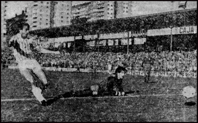 More dribla a Urruti para marcar el segundo gol del Valladolid. REAL VALLADOLID DEPORTIVO 3 R. C. D. ESPAÑOL DE BARCELONA 1 Domingo 12/10/1980, 16:45 horas. Campeonato de Liga de 1ª División, jornada 6. Valladolid, estadio Municipal José Zorrilla.