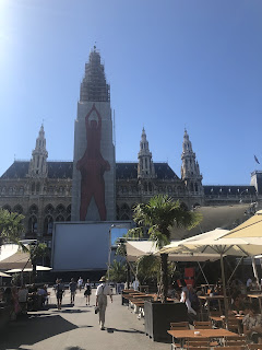 Vista del ayuntamiento desde el parque. Con la pantalla del festival de cine.