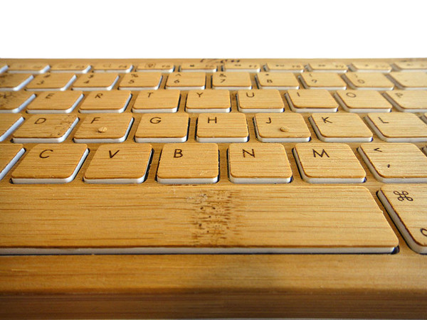 Teclado bluetooth feito de 92% de bamboo