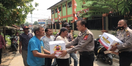 Pasca BBM Naik, Setiap hari Personil Ditpamobvit Polda Banten Bagikan Paket Sembako