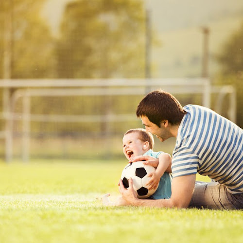Bermain Bersama Ayah: Kenali Manfaat dan Jenis Permainannya