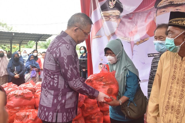 Gubernur Kalbar, H. Sutarmidji, S.H., M.Hum menyerahkan bantuan sosial kepada warga Pontianak