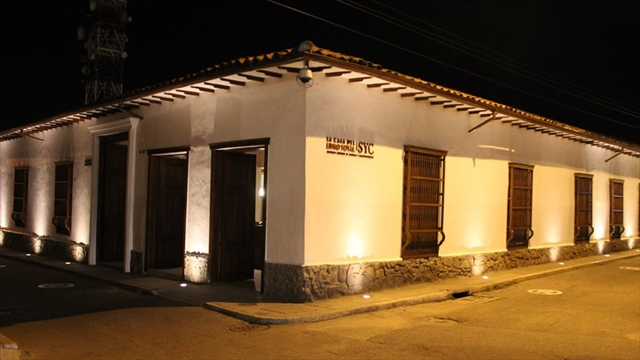 Casa del Libro Total Bucaramanga noche