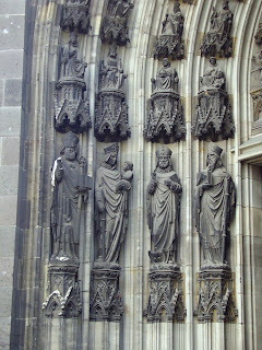 Detalhes da porta principal de entrada da catedral de Colônia na Alemanha