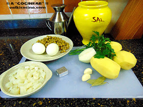 patatas en salsa verde con guisantes y bacalao