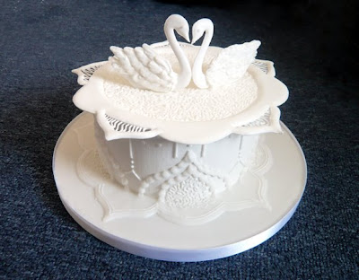 A single tier royal icing