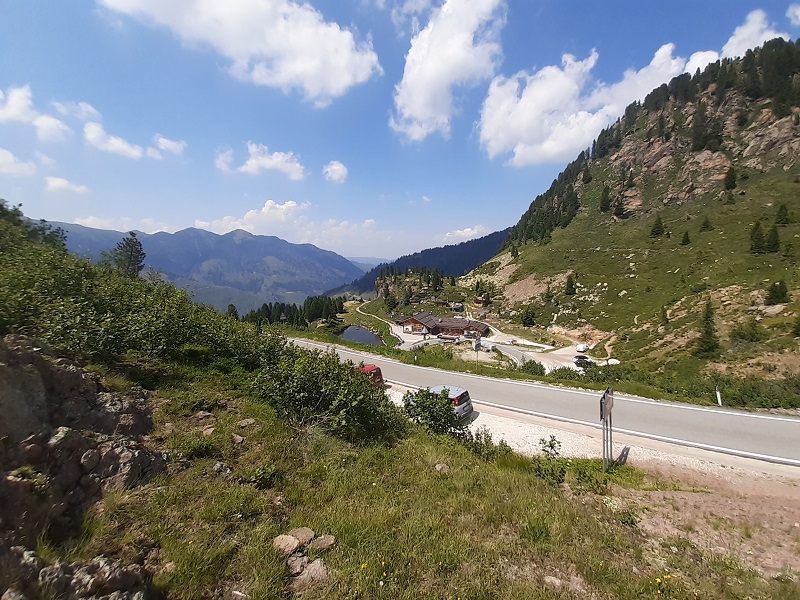 Il rifugio a Passo Manghen con il Lago di Cadinel