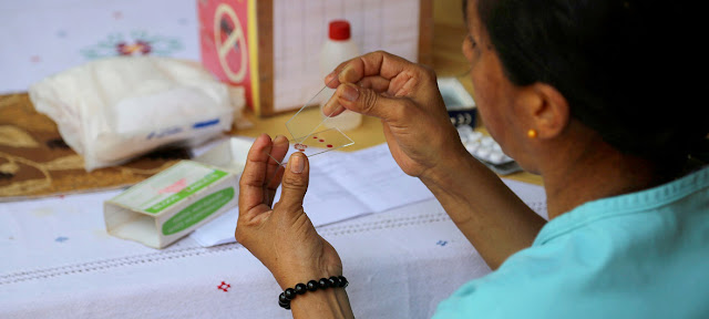 Una trabajadora de salud prepara una prueba de sangre para detectar la malaria.OPS/OMS