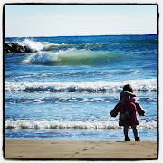 La meva néta Carla, mirant el mar de Cunit, aquest dissabte de Carnaval 2013 .