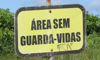 Cartel indicando "playa sin guardavidas"