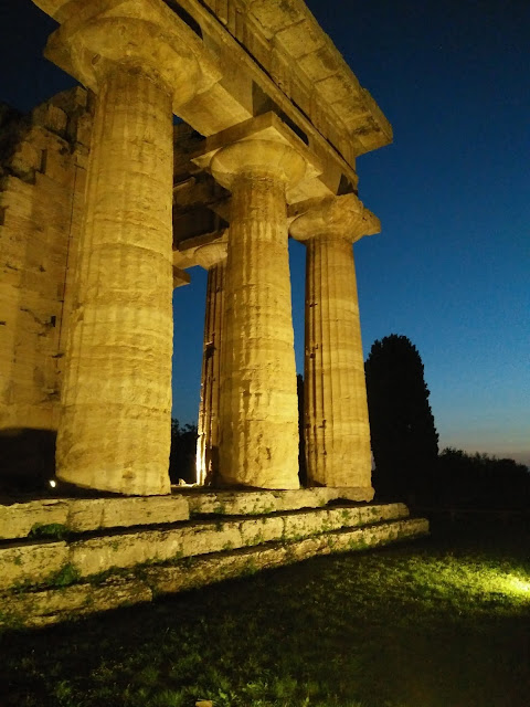 la magia della notte a Paestum