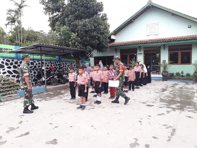 KodimKaranganyar - Babinsa Koramil Karangpandan Berikan Latihan PPB Murid SD N 1 Karangpandan