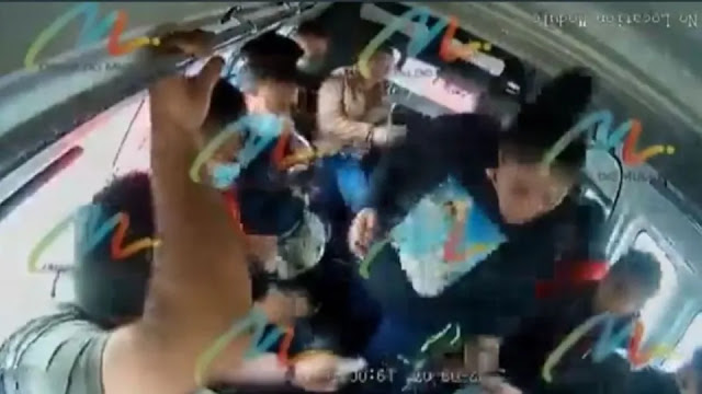 Video: También ellas pueden 2 Mujeres ratonas se suben a combi a vender "dulces" y terminan asaltando a los pasajeros