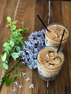 nutritious and healthy dates and banana milkshake for pregnant women.