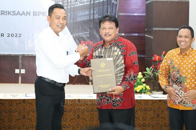 Plt Bupati Nganjuk, Marhaen Djumadi, menerima LHP BPK di Kantor BPK Perwakilan Jawa Timur, Kamis 22 Desember 2022