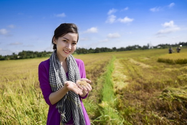 Thiếu nữ áo bà ba tím