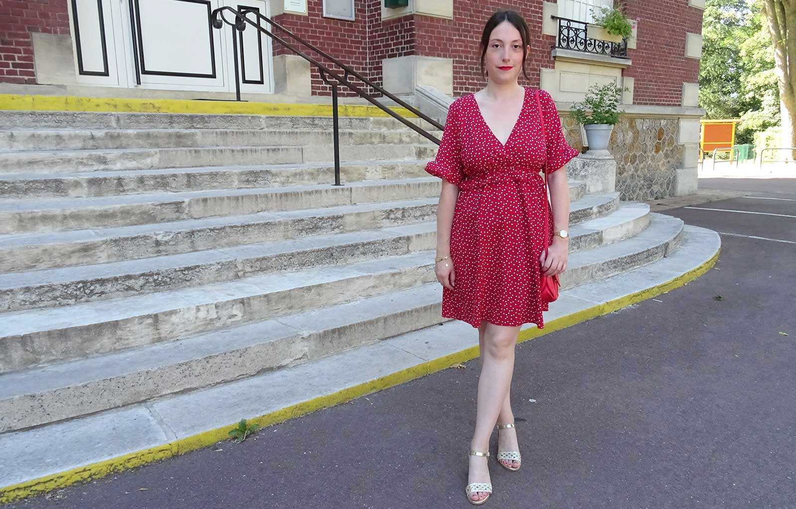 Look robe rouge cœurs et sandales dorées