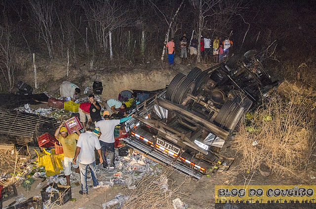 Caminhão sobra em curva, capota e deixa saldo de um morto e um ferido na CE-232 entre Cocal-PI e Viçosa do Ceará-CE