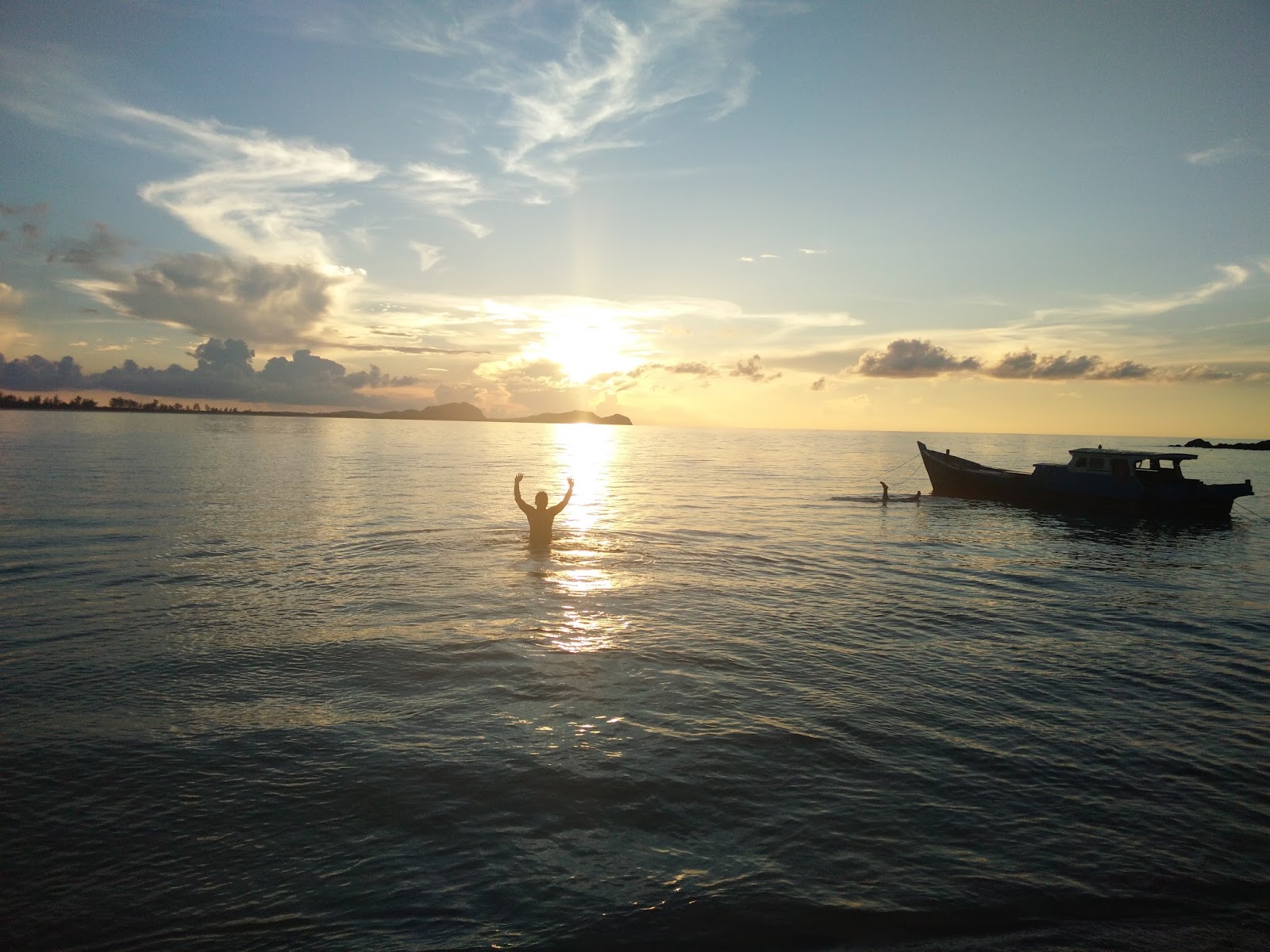 PERCUTIAN KE PULAU SERASAN INDONESIA PEMANDANGAN  SENJA  