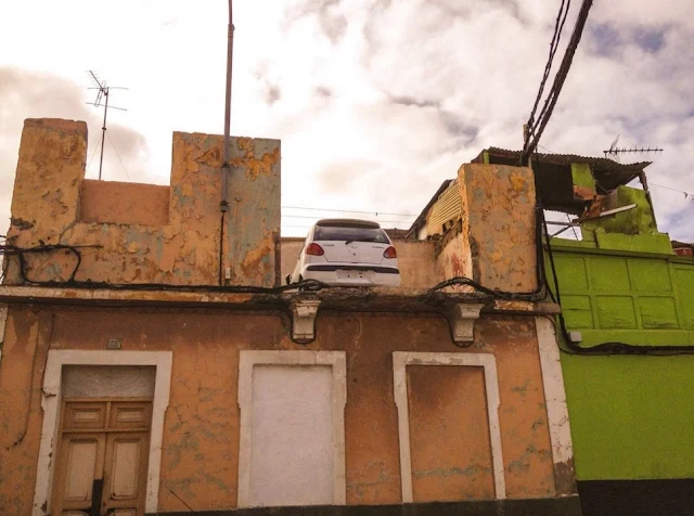 Un coche aparcado en una azotea de Las Palmas de Gran Canaria