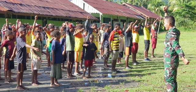 Terbatasnya Tenaga Guru, Satgas TNI Yonif 403/WP Jadi Guru Olahraga di Batom Pegunungan Bintang