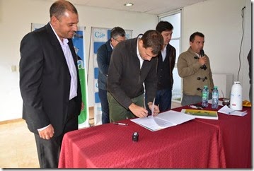 El intendente Juan Pablo de Jesús encabezó la firma de convenios de acuerdo de precios con el sector privado.