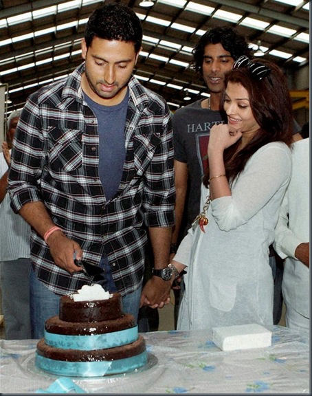 Aishwarya-Rai-Bachchan-and-Abhishek-Bachchan-at-his-Birthday-Celebration-in-New-Zealand-1