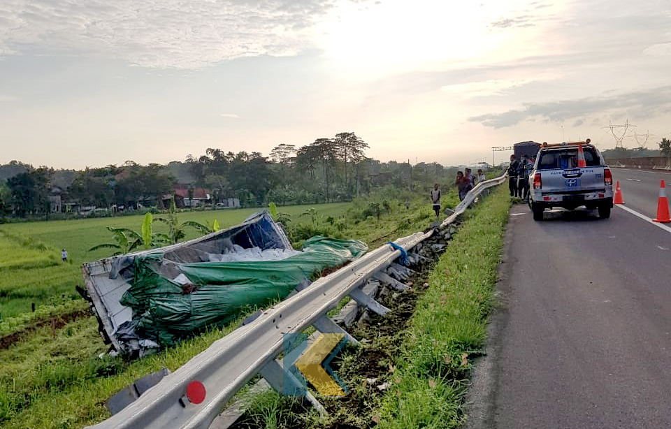 truk-tepung-laka-di-tol-pemalang