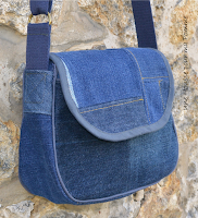 Sac Besace en jeans recyclés monté façon patchwork, intérieur coton ethnique, passepoil gris, deux poches en soufflet devant, biais gris sur le rabat, entièrement doublé pour le rendre semi-rigide, anse coton bleu marine, boucles couleur laiton vieilli. Dimensions : 24 x 18 x 7 cm environ.  Les jeans portés recyclés parfois délavés par le temps apportent cette "petite chose en plus" à cette pièce unique