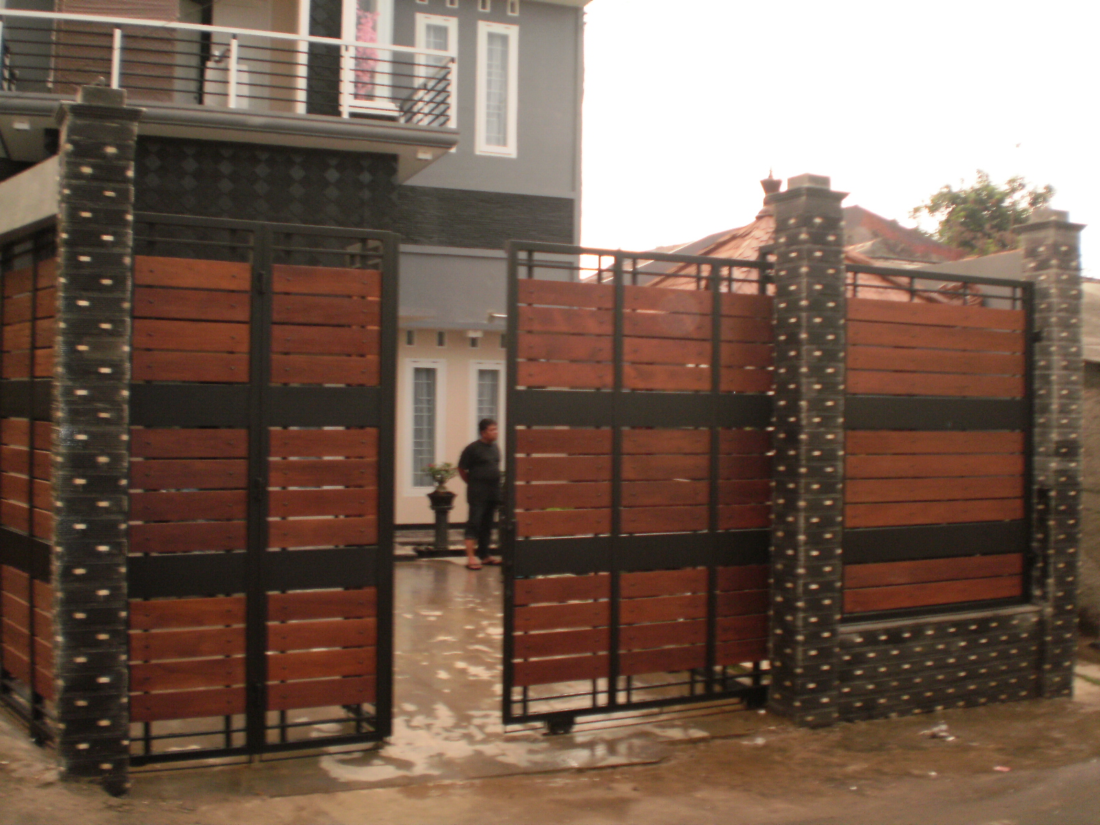 IDEsign arsitektur Pagar  Rumah  Kombinasi Besi  dan Kayu 