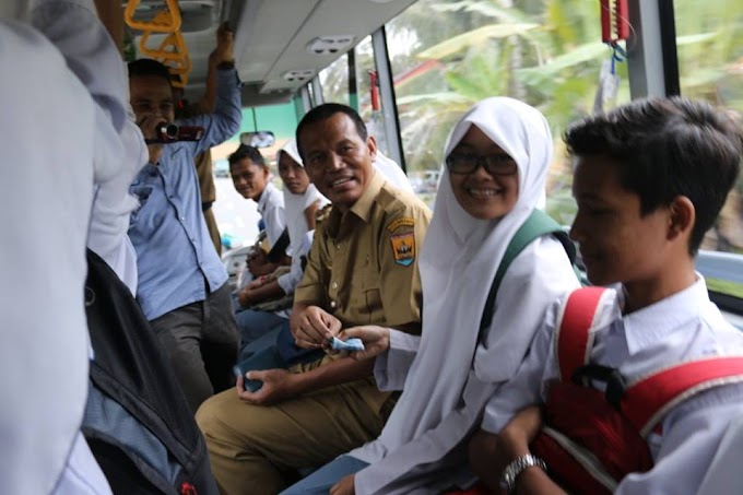 Wawako Pariaman Genius Umar Blusukan Dengan Menaiki Bus Sekolah.