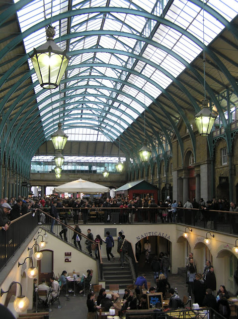 London city walks: Covent Garden and Neal's Yard  by E.V.Pita http://nowlondonnews.blogspot.com/2012/05/london-city-walks-covent-garden-and.html   Paseo en Londres por mercado de Covent   por E.V.Pita