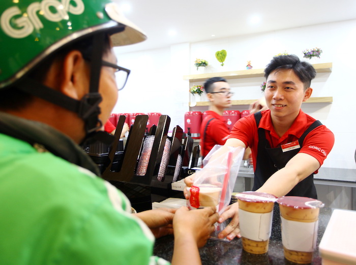 Nhân viên quán trà sữa GongCha