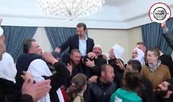  Κάτοικοι της συριακής επαρχίας της Suwayda, ευγνώμονες για την σωτηρία τους από τους τζιχαντιστές του ΙΚ πήραν τον πρόεδρο Μπασάρ αλ Άσαντ ...