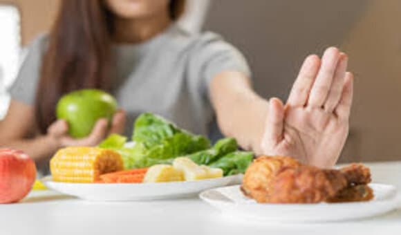 التغذية الصحية خلال فترة الدورة الشهرية: ماذا تأكلين وماذا تتجنبين؟