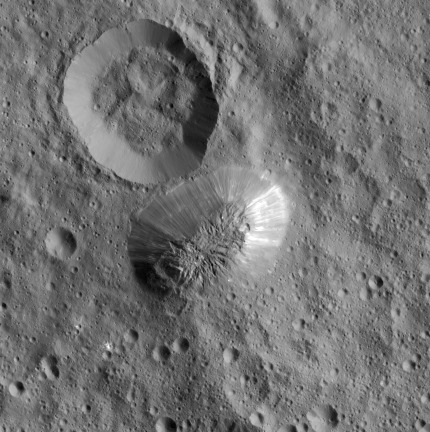 PIA20348_crop_-_Ceres_Ahuna_Mons_top_view