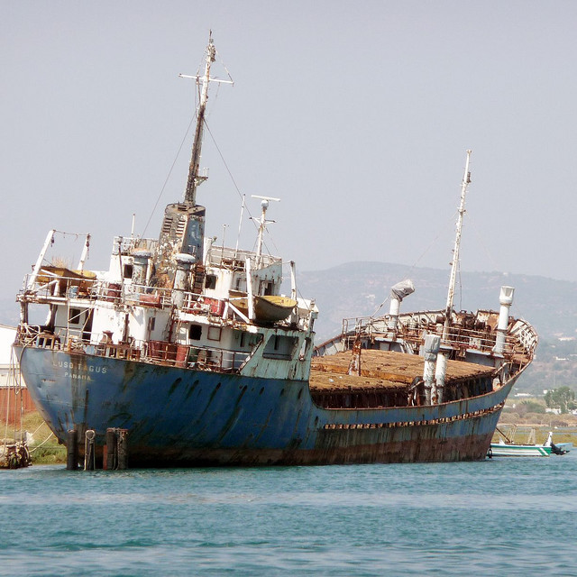 Navios naufragados são abandonados pelo mundo