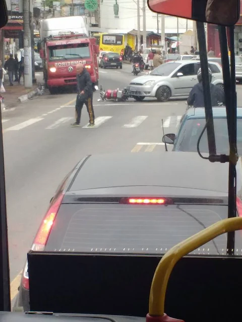 Acidente no centro do Retiro entre um carro e uma moto/Foto: Aqruivo pessoal Mila Pyres Albuquerque