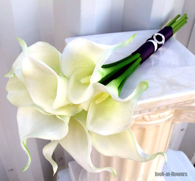 bridal bouquet of white calla lilies