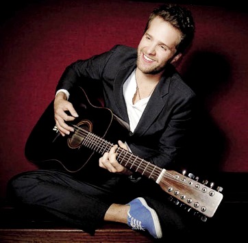 Foto de Sebastián Yepes tocando su guitarra