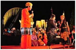 Teater tempat di Indonesia banyak yang menggunakan dongeng dari lisan ke lisan sebagai sumb Teater Daerah Indonesia dan Beberapa Teater di Daerah Indonesia