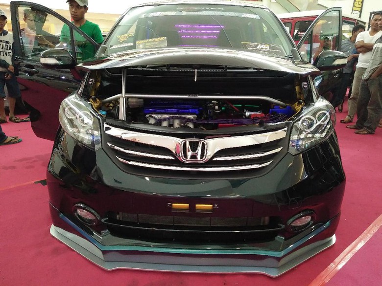 Honda Freed Berbalut Warna Bunglon  Organisasi Nasional 