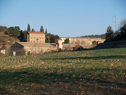 Vista del conjunt de la Colònia de Cal Riera des de l'aiguabarreig de la Riera de Merlès amb el Llobregat