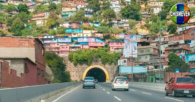 Cadáver de un hombre asesinado cayó desde la Cota 905 sobre el Túnel del Paraíso