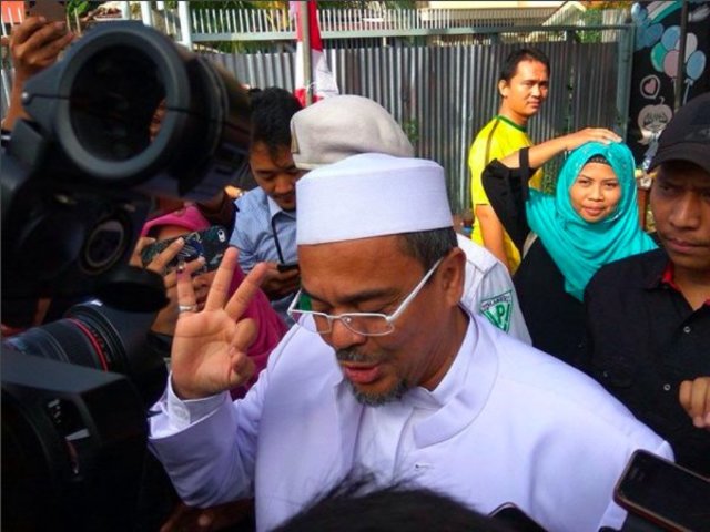 Mencoblos di Petamburan, Rizieq Syihab acungkan tiga jari