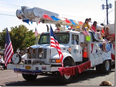 IMG_7580 Columbia River PUD International 4900 Line Truck pulling Rainier Softball Float in the Rainier Days in the Park Parade on July 14, 2007